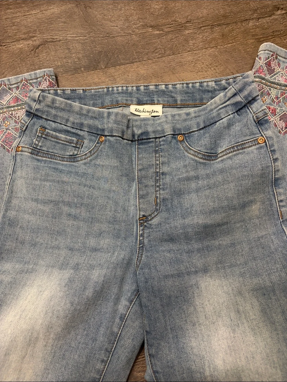 Pull in jeans with embroidered hem